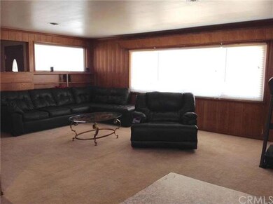 Tons of natural light on this extra large family r