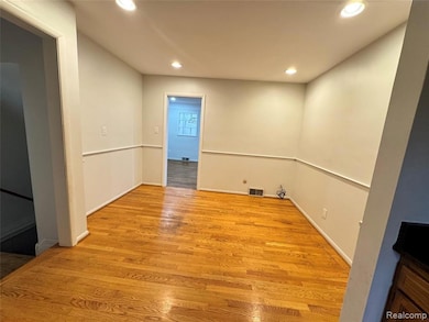 27911 Bayberry Rd, Farmington Hills, MI 48331 - photo 7