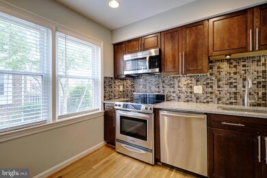 1326 Chetworth Ct, Alexandria, VA 22314 - photo 5