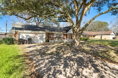 1502 Alta Vista Dr, Alvin, TX 77511 - photo 2