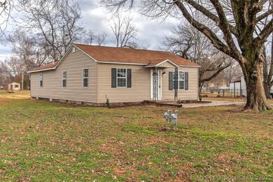 110 S Vann St, Chouteau, OK 74337 - photo 3