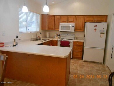 523 S Windsor-Breakfast bar in kitchen