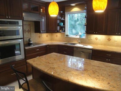 9208 Paddock Ln, Potomac, MD 20854 - photo 6