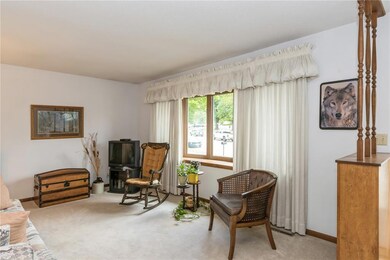 2602 29th St SW, Cedar Rapids, IA 52404 - photo 2