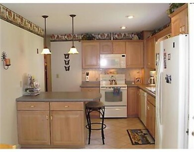 149 Pleasant St unit 149, Bridgewater, MA 02324 - photo 2