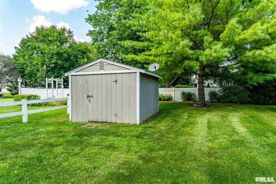 400 Southgate St, Lincoln, IL 62656 - photo 4