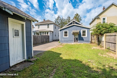 607 Cramer Ave in Rotterdam!
