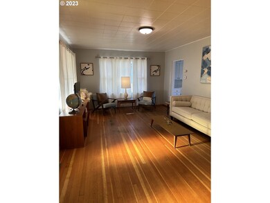 1015 E 10th St, the Dalles, OR 97058 - photo 4