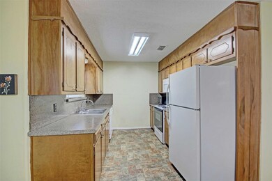 812 W Smith St, Cleburne, TX 76033 - photo 6