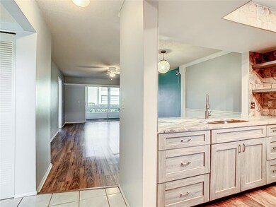 Relaxing, coastal entry way