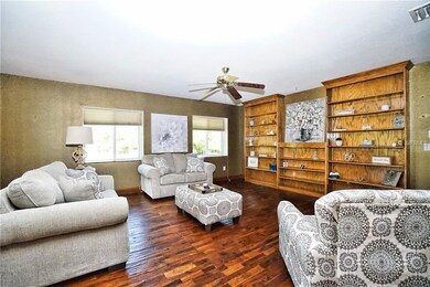 Beautiful built in book shelf
