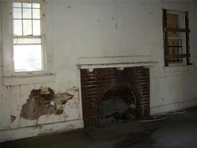There is a fireplace in the living room!