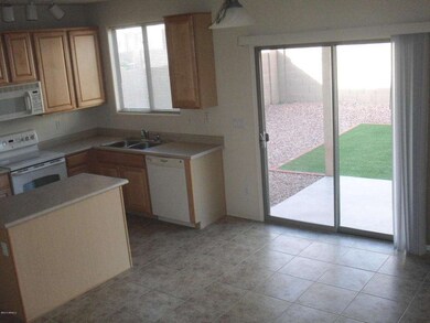Kitchen:familyroom:backyard