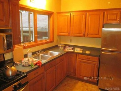 Kitchen. Eat in kitchen w/oak cabinets, stainless 
