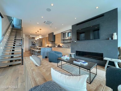 Fireplace Living Room - 1263 Rothwell