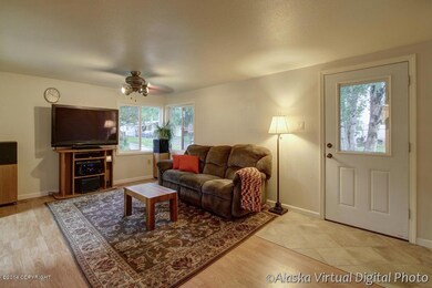 Laminate floors w/tile entry