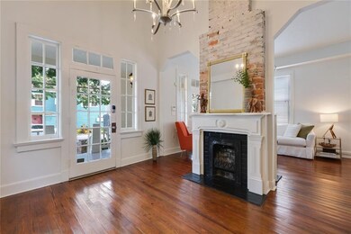 Newly redone hardwood floors, high ceilings, expos