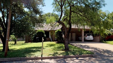 909 Henrietta St, Fredericksburg, TX 78624 - photo 2