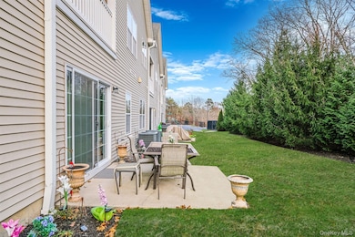 119 Wildwood Cir, Holtsville, NY 11742 - photo 4