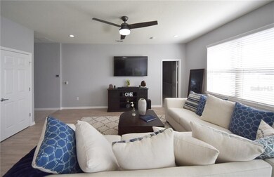 423 Citrus Isle Loop, Davenport, FL 33837 - photo 2