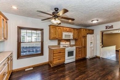 1233 9th St NW, Cedar Rapids, IA 52405 - photo 4