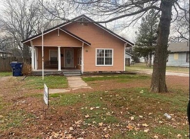 Bungalow featuring a front yard