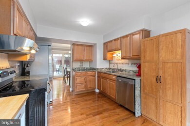 9653 Lindenbrook St, Fairfax, VA 22031 - photo 5