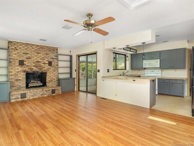 124 Brookside Dr, Hendersonville, NC 28792 - photo 5