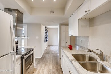 2028 W Elm St - Kitchen toward LivRm
