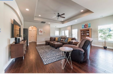 Living area featuring arched walkways, a tray cei