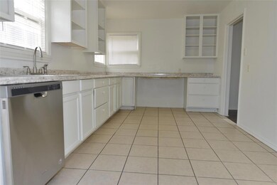 611 W Lake St, Ennis, TX 75119 - photo 6