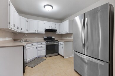 11717 Davey Dr unit B, Huntley, IL 60142 - photo 2