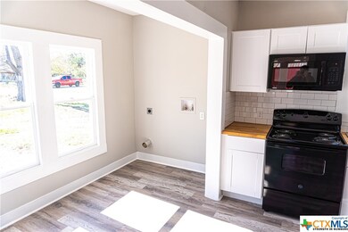 953 E Kingsbury St, Seguin, TX 78155 - photo 4