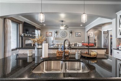 1005 Lindsey Ln, Moore, OK 73160 - photo 4