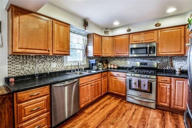 Kitchen w/Stainless Appliances, Backsplash, Recess