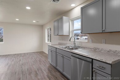 1003 NE 1st St, Pryor, OK 74361 - photo 7