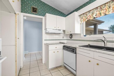 3835 Indiandale Cir SE, Cedar Rapids, IA 52403 - photo 5