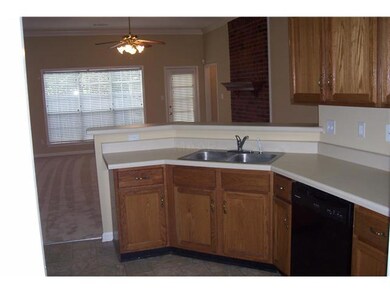 KITCHEN/BREAKFAST BAR