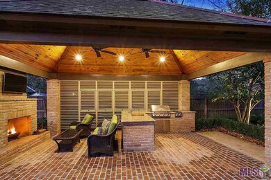OUTDOOR KITCHEN