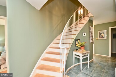 8532 Lakinhurst Ln, Springfield, VA 22152 - photo 5