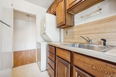 60-31 251st St unit 2-814, Little Neck, NY 11362 - photo 6