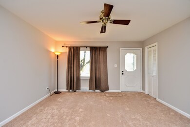 2300 Shawnee Rd unit 3, Waukegan, IL 60087 - photo 5