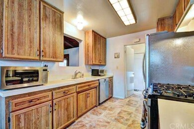 Upgraded kitchen w/ stainless steel gas stove & Bosch dishwasher.