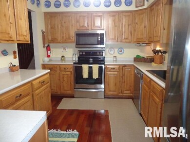 3422 N Elmwood Ave, Davenport, IA 52806 - photo 4