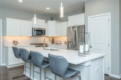 9922 Marnewood Dr, Johnston, IA 50131 - photo 4