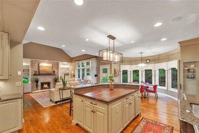 Open floor concepts: Dine-In Kitchen 37x13 | Famil