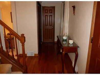 Entry/Foyer.