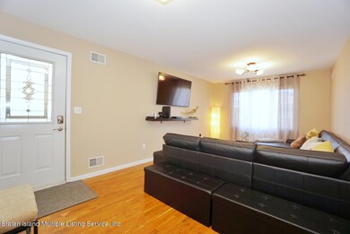(2) ENTRY AND LIVING ROOM