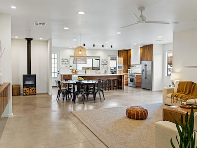 06-Family Dining & Kitchen Areas