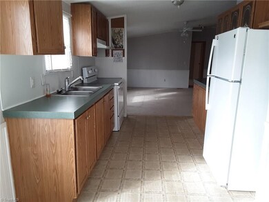 140 Sweetwater Dr, Statesville, NC 28625 - photo 3